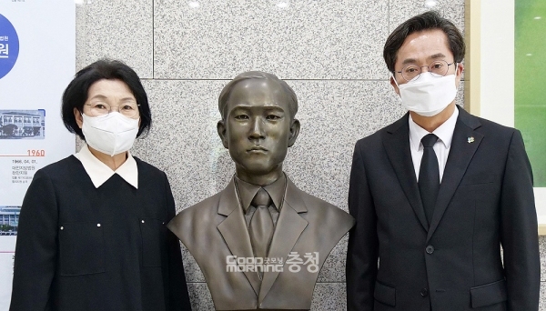 김동연 경기지사가 충남 천안시에 고향사랑기부금을 전달해 그 배경에 관심이 쏠리고 있다. 내용인 즉 김 지사 처가가 천안시와 인연이 깊다는 것. (천안시 제공/ 굿모닝충청=김갑수 기자)