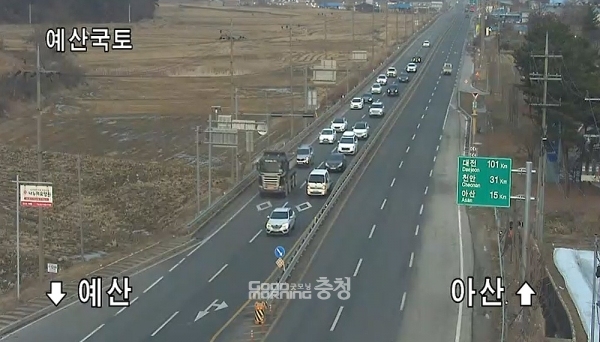 충남도가 3번째 민자 카드로 ‘내포~천안고속도로’를 꺼내들었다. 기존 남북축이 아닌 동서축을 강화하는 동시에 도청 소재지이자 혁신도시인 내포신도시와 충남 수부도시인 천안시와의 연결고리를 강화하겠다는 것인데 현실화될 경우 상당한 파급효과가 예상된다. (국가교통정보센터 21번 국도 CCTV 화면 캡쳐/ 굿모닝충청=김갑수 기자)