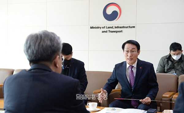 이 군수는 “국가산단은 단순히 홍성만의 발전이 아닌 충남의 성장거점을 확충하고 지역의 균형발전을 촉진, 대한민국의 발전을 앞당기는 계기가 될 것”이라며 “민선8기 핵심사업인 국가산단 조성을 위해 끝까지 최선을 다하겠다”고 밝혔다. (사진=홍성군 제공/굿모닝충청 이종현 기자)