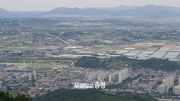 충남 예산군이 ‘운명의 1월’을 맞이하고 있다. 지역 성장 동력이 될 사업들의 해결이 이달 전후로 판가름 날 예정이기 때문이다. (금오산에서 바라본 예산읍과 내포신도시. 자료사진=본사DB/굿모닝충청 이종현 기자)
