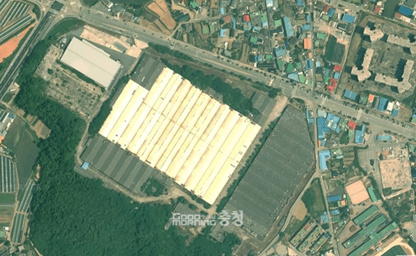 군은 군비 등을 포함 총 365억 원을 투입, 전체면적 16만1462㎡(약 4만8891평) 가운데 녹지와 자동차 시트공장 등을 제외한 9만8344㎡(2만9778평)를 철거하고 주거단지와 마을공동시설 건립 등을 추진할 방침이다. (자료사진=네이버 지도 갈무리/굿모닝충청 이종현 기자)