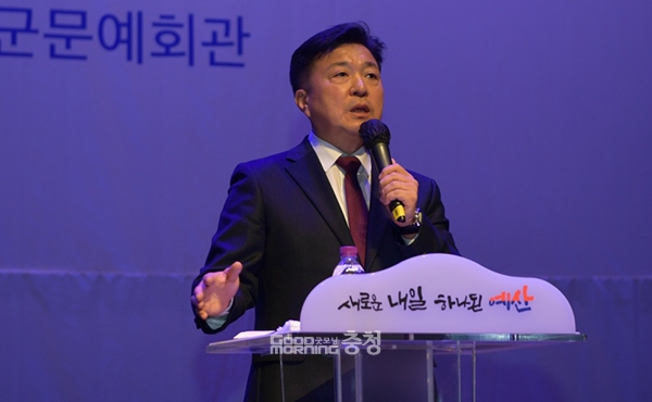 최 군수는 오는 18일 군청 대회의실에서 신년 기자회견을 갖고 올해 군정 운영 방향과 현안 사업들의 진행 상황 등을 설명할 예정이다. (자료사진=예산군 제공/굿모닝충청 이종현 기자)