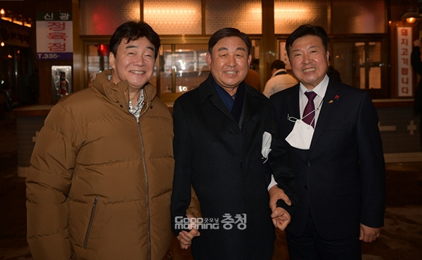 18일 군청 대회의실에서 언론인 간담회를 가진 최재구 예산군수가 20여 분간 진행된 모두발언 중 5분을 백종원 더본코리아 대표 언급에 할애해 눈길을 끌었다. (왼쪽부터 백종원 대표, 황선봉 전 군수, 최재구 군수. 자료사진=예산군 제공/굿모닝충청 이종현 기자)