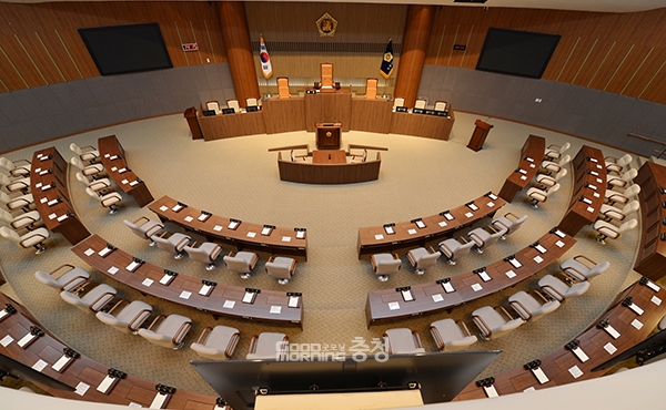 청구 측이 기한 내 필요 서명 수를 모두 채우고 명부를 도의회에 제출하더라도 바로 실제 발의까지는 시간이 걸릴 것으로 보인다. (충남도의회 본회의장. 자료사진=충남도의회 제공/굿모닝충청 이종현 기자)