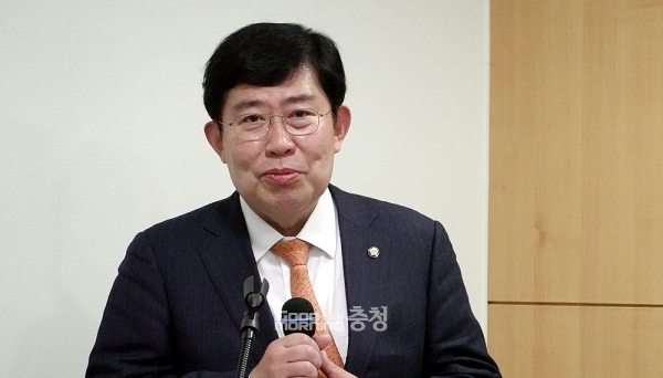 국민의힘 윤창현 국회의원(비례)은 29일, 충청권 지방은행 설립 방안과 관련 “충청금융지주 이런 형태의 지붕을 만들고, 그 밑에 다양한 형태의 자회사를 설립한다면 충남과 대전이 약간의 차이가 나는 부분을 통합할 수 있을 것”이라고 말했다. (자료사진: 페이스북/ 굿모닝충청=김갑수 기자)