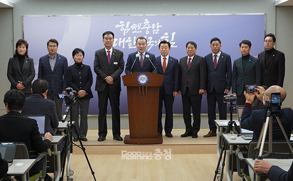 충남도가 경영 효율화를 이유로 공공기관 통·폐합과 함께 본원의 내포신도시 이전을 추진하고 있는 가운데, 국민의힘 소속 예산·홍성지역 정치권이 지지 의사를 밝히고 나섰다. (왼쪽부터 심완예·홍원표·김태금 예산군의원, 방한일·주진하·이종화 충남도의원, 이상우 예산군의장, 김영진 예산군의원, 이상근 충남도의원, 장순관 예산군의원. 사진=굿모닝충청 이종현 기자)