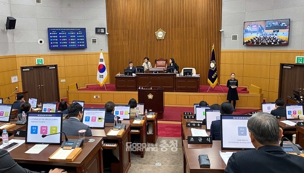 서구의회는 8일 오전 제274회 임시회 1차 본회의를 통해 결의안에 대한 표결을 진행했으나 재석 20명 중 찬성 10명, 반대 9명, 기권 1명으로 부결된 것. 