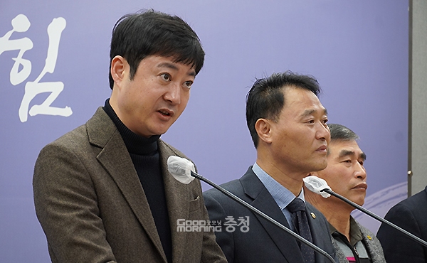 예산·홍성지역 시민사회단체들이 충남도 산하 공공기관의 내포신도시 이전 추진에 지지 의사를 밝히고 나섰다. (왼쪽부터 윤석지 예산군개발위원장, 이환진 홍성군 지역발전협의회장. 사진=굿모닝충청 이종현 기자)