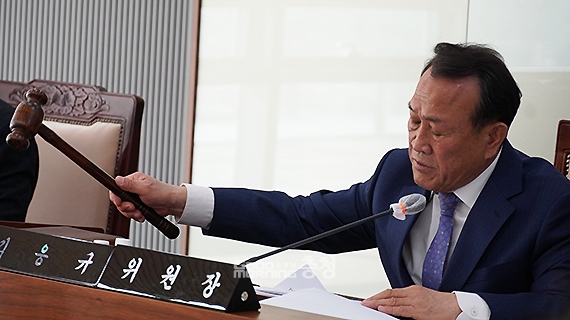 충남 사회서비스원 운영 및 지원 등에 관한 조례 전부개정조례안이 상임위 문턱을 넘었다. (충남도의회 복지환경위원회 김응규 위원장. 사진=굿모닝충청 이종현 기자)