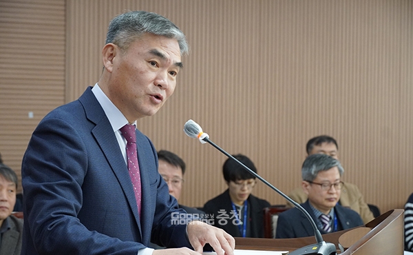 이날 조례안 제안 설명에 나선 조대호 복지보건국장은 “3개 기관을 통·폐합하면 복지 정책의 전문성이 강화되고 도민에게 체계적으로 서비스 제공이 가능할 것”이라고 전망하며 원안 통과를 요청했다. (사진=굿모닝충청 이종현 기자)