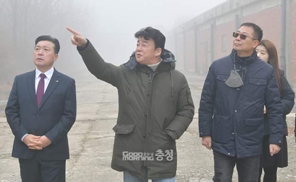 충남 예산군이 20년 넘게 방치된 옛 충남방적 부지를 농림축산식품부 주관 농촌공간 정비사업 공모를 통해 재탄생시킬 예정인 가운데, 백종원 더본코리아 대표가 대상부지를 찾아 그 배경에 관심이 쏠린다. (왼쪽부터 최재구 예산군수, 백종원 더본코리아 대표, 이덕효 예산군 기획실장. 사진=최재구 군수 페이스북 갈무리/굿모닝충청 이종현 기자)