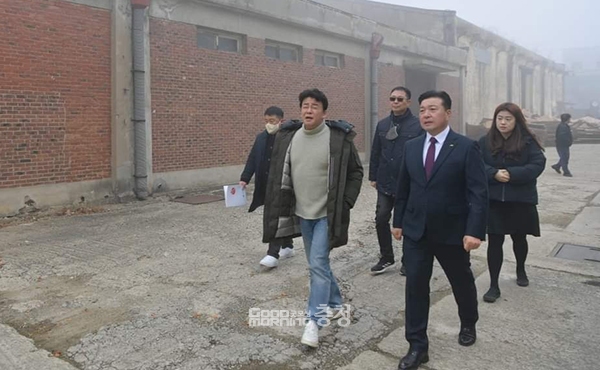 백 대표는 최 군수에 향후 개발 방향과 관련 “전국에 이런 곳이 없다”며 공장의 완전 철거 대신 재활용을 제시한 것으로 알려졌다. (사진=최재구 군수 페이스북 갈무리/굿모닝충청 이종현 기자)