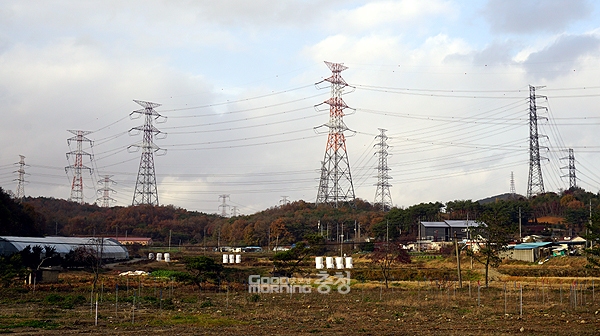 “당진은 수도권 식민지가 아니다. 지역의 피해와 고통은 아랑곳하지 않고 석탄발전 부지에 SMR을 건설하자는 망언을 용납할 수 없다”고 강력 규탄했다. (자료사진: 송전탑으로 둘러싸인 당진시 정미면 사관리 전경)
