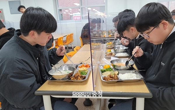 등교 시 일률적으로 실시했던 발열 검사와 급식실 칸막이도 사라진다. (자료사진=본사DB/굿모닝충청 이종현 기자)