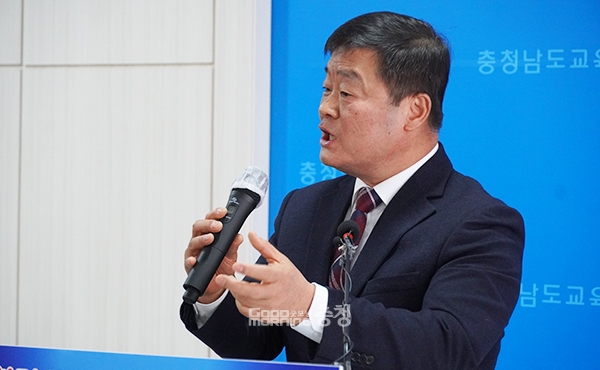 충남교육청이 행복교육지구 업무협약 파기 의사를 밝힌 아산시를 향해 ‘유감’을 표했다. (이병도 교육국장. 사진=굿모닝충청 이종현 기자)