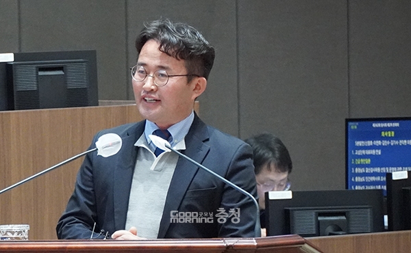 안 의원은 도 산하 공공기관 본원의 내포신도시 이전과 관련해서도 문제를 제기했고, 김 지사는 “각 상임위에서 지적한 점에 일리가 있다고 생각한다”고 말했다. (사진=굿모닝충청 이종현 기자)