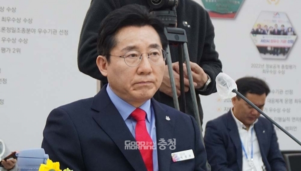 박경귀 아산시장과 김지철 충남교육감 사이에 긴장감이 높아지고 있다. 박 시장이 민선7기 때부터 유지해 온 충남교육청과의 각종 협력사업을 따르지 않겠다는 입장을 분명히 했기 때문이다. (굿모닝충청=김갑수 기자)