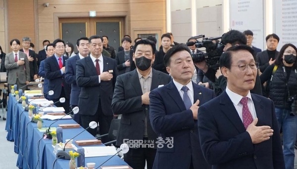 박경귀 아산시장은 23일 오전 서산시청 대회의실에서 열린 민선8기 1차년도 제3차 충남시장·군수협의회에서 “우리는 교육의 본질적인 사업에 대해 모두 지원하지 않는 것으로 결정했다”고 말했다. (앞부터 이용록 홍성군수, 최재구 예산군수, 가세로 태안군수, 최원철 공주시장, 김동일 보령시장, 박경귀 아산시장, 백성현 논산시장)