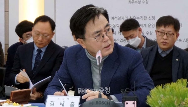 김태흠 충남지사는 23일 “수도권 공공기관 이전에 대해서는 15개 시·군이 하나로 가야 한다”며 “혁신도시를 지정할 때 내포신도시를 중심으로 접근했다. 그런 만큼 주요 부분은 내포를 중심으로 가야 한다”고 말했다. (굿모닝충청=김갑수 기자)