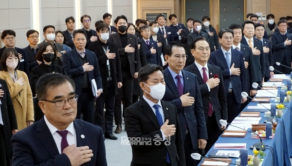  김태흠 충남지사와 일선 시장·군수들이 지금까지 진행돼 온 충남교육청과의 각종 협력사업에 대해 문제를 제기하며 구조적인 개선 필요성을 언급해 마찰이 예상된다. (앞에서부터 김기웅 서천군수, 박정현 부여군수, 이완섭 서산시장, 박상돈 천안시장, 김돈곤 청양군수, 박범인 금산군수, 오성환 당진시장, 이응우 계룡시장/ 굿모닝충청=김갑수 기자)