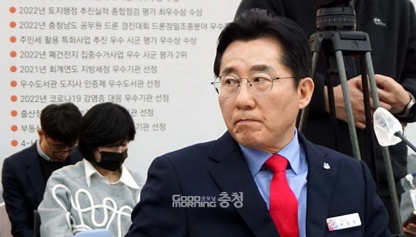 포문은 최근 지역 시민단체 등과 마찰을 겪고 있는 박경귀 아산시장이 열었다.