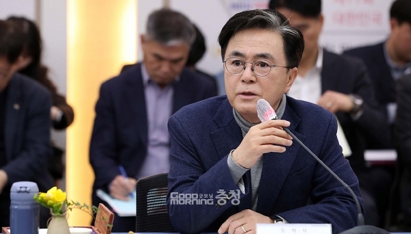 회의를 주재한 김태흠 지사는 작심한 듯 해당 사업의 불합리성을 조목조목 지적했다. (충남도 제공)