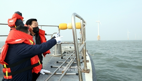 가세로 태안군수가 해상풍력에 대한 강한 자신감을 드러냈다. 사업 추진에 반대하는 일부 주민들의 우려와 달리 어로작업이 충분히 가능하고 환경영향은 매우 미미한 만큼 걱정할 필요가 없다는 것이다. (태안군 제공: 서남해 해상풍력 실증단지를 들러보고 있는 가세로 군수/ 굿모닝충청=김갑수 기자)