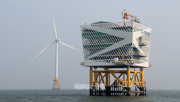 가세로 군수와 구승회 산업건설국장 등 공직자들은 지난 24일 전북 부안 격포항에서 배로 약 30분 정도 떨어진 서남해 해상풍력 실증단지를 견학하고 돌아왔다. (태안군 제공)