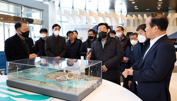 서남해 해상풍력 실증센터 홍보관을 찾은 가세로 군수와 공직자들이 주요 시설들을 살펴보고 있다. (태안군 제공)