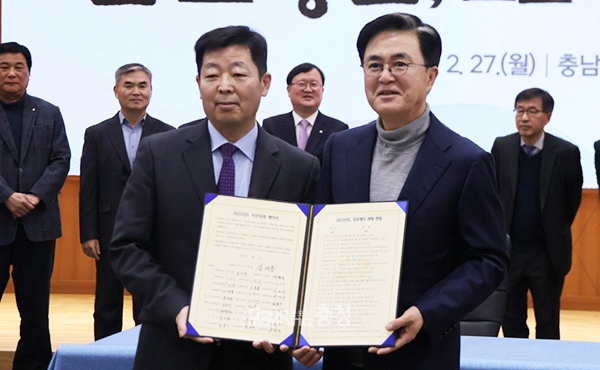 김태흠 충남지사는 27일 “도지사와 약속한 48개의 계약과제는 ‘힘쎈 충남’으로 도약하기 위한 도민과의 약속과 같다”고 말했다. (왼쪽부터 박정주 기획조정실장, 김태흠 충남지사. 사진=굿모닝충청 이종현 기자)