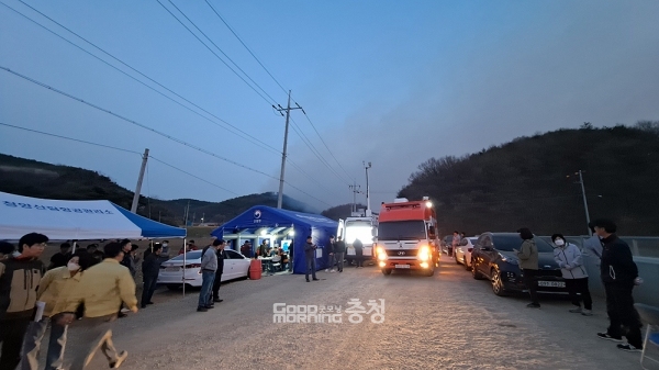  2일 오전 11시 경 충남 홍성군 서부면 중리 일원에서 발생한 산불이 잡힐 기미를 보이지 않고 있다. (굿모닝충청=김갑수 기자)