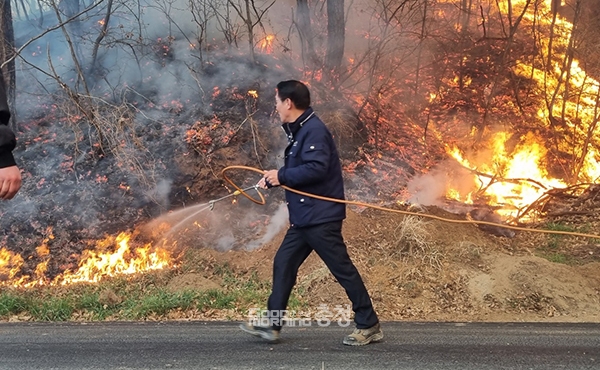 이용록 홍성군수가 3일 오전 산불 화재 진압에 나서고 있다. (사진=홍성군 제공/굿모닝충청 이종현 기자)