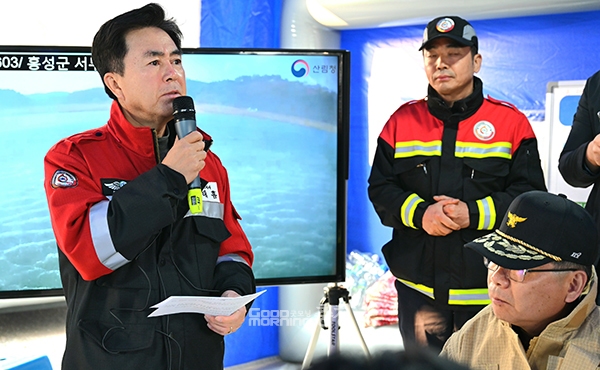 김태흠 충남지사는 홍성 서부면 산불과 관련 3일 “오전 중 주불 진화 완료를 위해 총력을 기울이겠다”고 말했다. (사진=충남도 제공/굿모닝충청 이종현 기자)