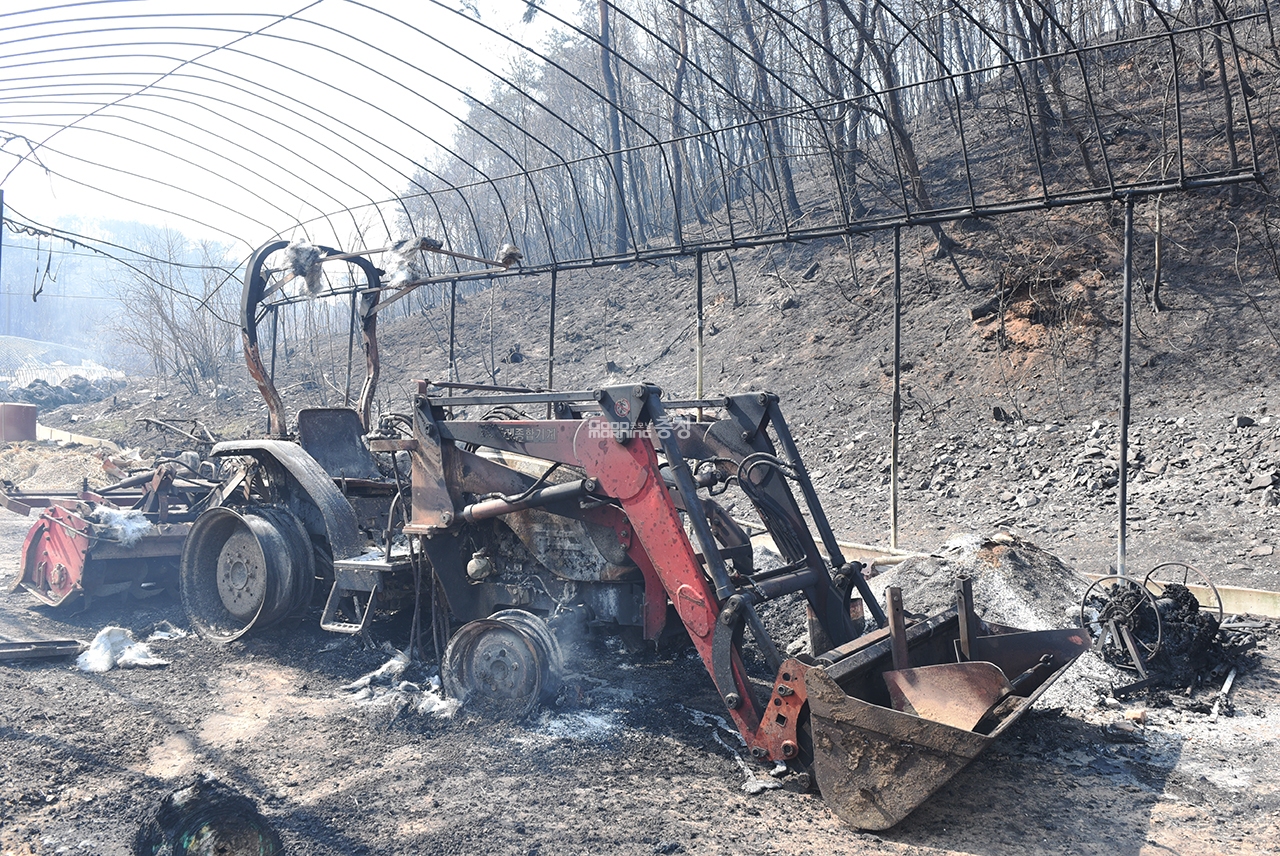 농기계도 화재로 전소됐다.