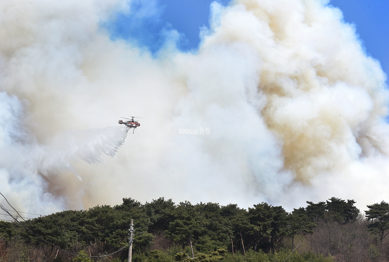 진화에 나선 산불헬기(사진=채원상 기자)