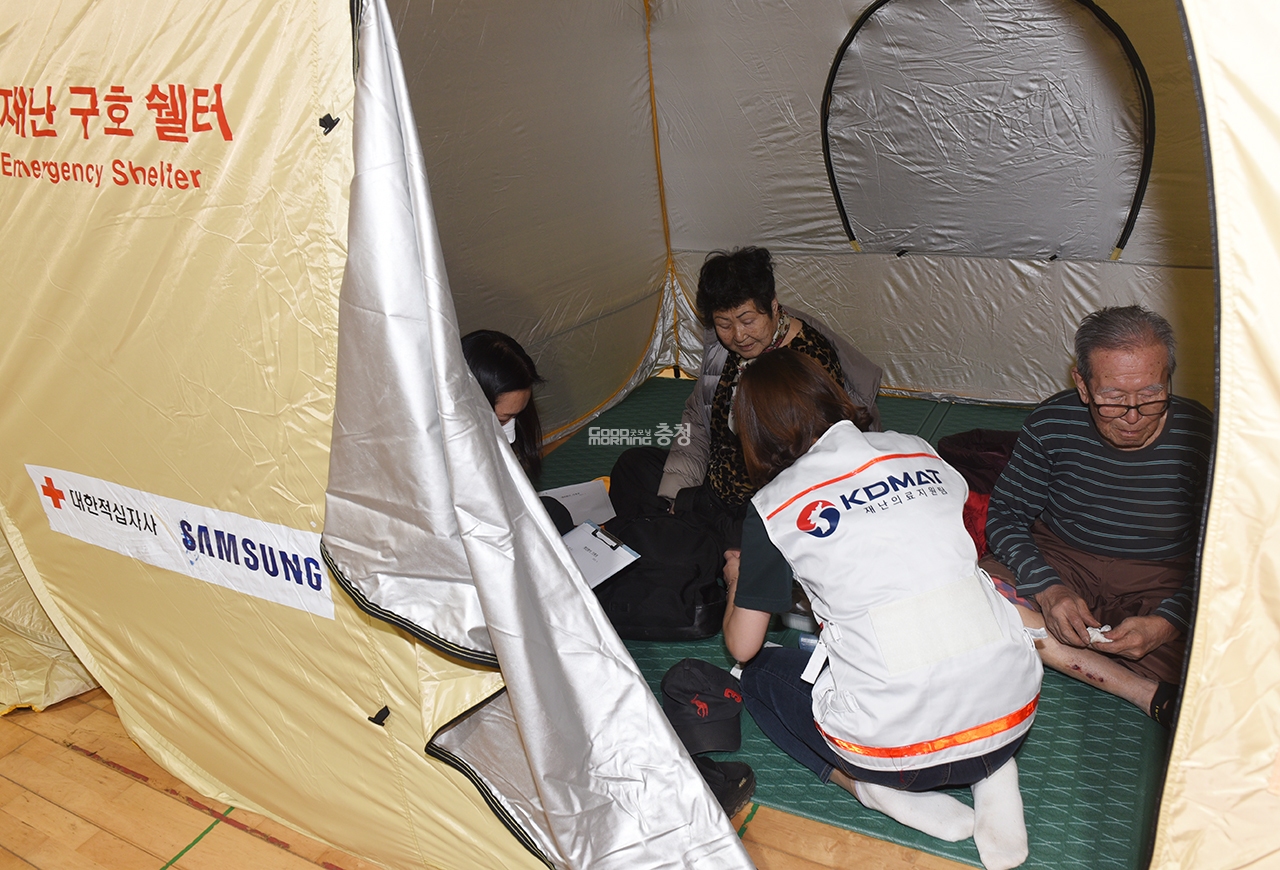 대피소에서 주민들이 건강 체크를 하고 있다.(사진=채원상 기자)