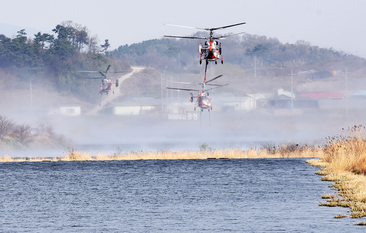 소방헬기 3대가 진화를 위해 물을 담고 있다(사진=채원상 기자)