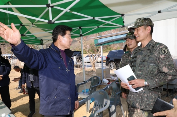 박범인 금산군수는 지난 4일 대군민 담화문을 통해 “복수, 진산, 남이 지역의 산불진화 작업이 모두 마무리 됐다”며 “조속한 산불 진화를 염원해 주신 군민과 적극적으로 협력해 주신 기관·단체에 깊은 감사를 드린다”고 전했다. 사진은 산불진화 현장방문 모습(자료사진=금산군 제공)