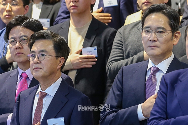 김태흠 충남지사가 4일 차세대 대형 디스플레이 투자 선포식 및 상생협약식에 참석한 이재용 삼성전자 회장에 몇 가지 건의를 한 사실을 공개했다.  (자료사진=충남도 제공/굿모닝충청 이종현 기자)