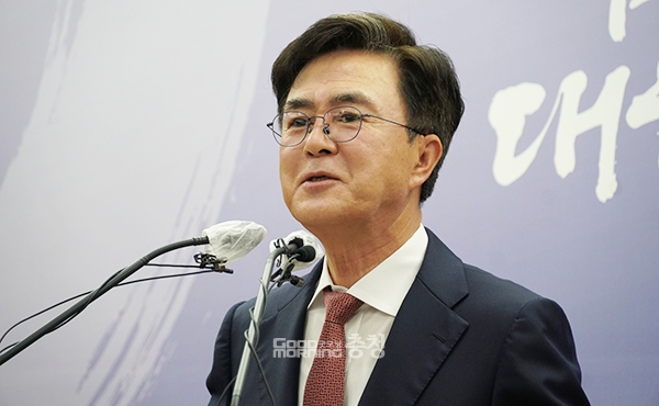 이에 앞서 김 지사는 전날 협약과 관련 “규모가 4조1000억 원이다. 앞서 삼성이 2026년까지 수도권 외 지역에 60조1000억 원을 투자하겠다고 발표했다. 8곳인데 2곳이 천안·아산”이라고 소개했다. (사진=굿모닝충청 이종현 기자)