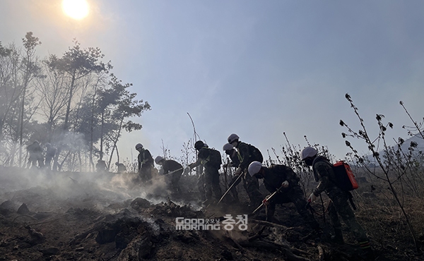 잔불 진화를 하고 있는 32사단 장병들 모습. (사진=육군 32사단 제공/굿모닝충청 이종현 기자)