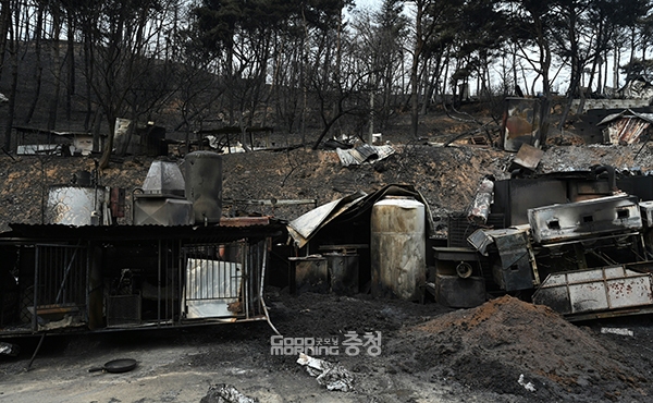 산불 영향 구역은 1454ha로 잠정 집계됐으며, 주택과 창고 등 70여 곳이 불에 타는 피해를 입었다. (사진=홍성군 제공/굿모닝충청 이종현 기자)