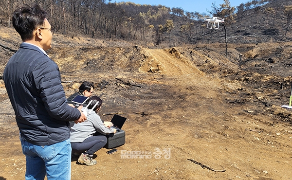 8일 오전 홍성군 서부면 남당리 소도마을에서 산림피해 조사를 위한 드론 촬영이 진행되고 있다. (사진=홍성군 제공/굿모닝충청 이종현 기자)