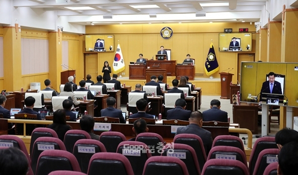 서산시의회는 결국 이날 본회의에서 서산공항 예타 통과 촉구 결의문을 채택하지 못했다. 대신 오후 4시 국민의힘 성일종 국회의원(서산·태안)에게 결의문을 전달하는 것으로 대신했다. (서산시의회 제공)