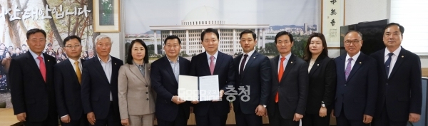 충남 서산시의회(의장 김맹호)는 지난 7일 국민의힘 성일종 국회의원(서산·태안)에게 서산공항 예비타당성 조사 통과 촉구 건의문을 전달했다. (서산시의회 제공/ 굿모닝충청=김갑수 기자)