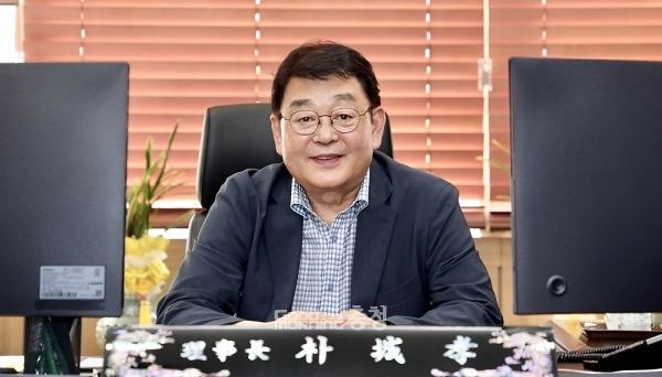 22대 국회의원 선거를 1년 앞두고 있는 대전지역 정치권을 중심으로 출마 여부를 놓고 갑론을박이 한창인 인물이 한 명 있다. 박성효 소상공인시장진흥공단 이사장이 그 주인공이다. (자료사진: 페이스북/ 굿모닝충청=김갑수 기자)