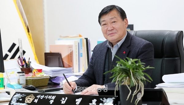 서산시의회 김맹호 의장은 13일 “하늘길이 없는 충남의 서산공항만 유독 예비타당성 조사에서 평가 항목마다 부정적 요소만 부각시키거나 엄격한 기준과 잣대를 들이대는 것은 형평성에 크게 어긋난다”고 밝혔다. (서산시의회 제공/ 굿모닝충청=김갑수 기자)