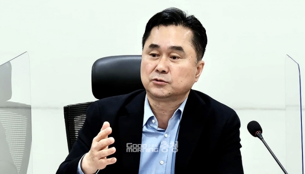 김종민 의원은 육사 이전 반대 세력에 대해선 “반대를 위한 반대만으로는 국민 동의를 얻기 힘들다”며 “반대를 하더라도 대안을 제시해서 토론과 대화를 통해 민주적 절차에 따라 논의할 수 있길 바란다”고 강조했다. (페이스북)