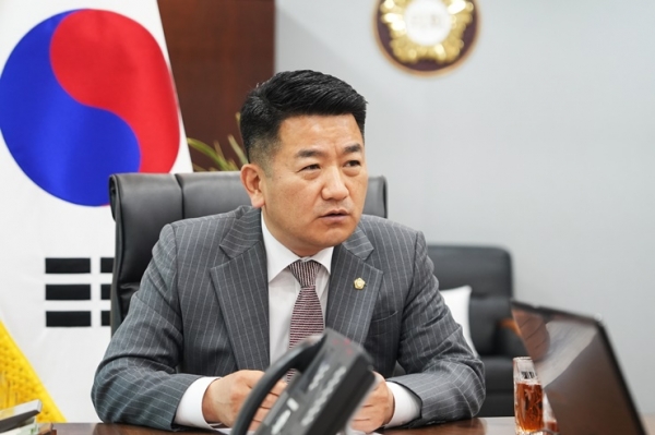 서원 논산시의회 의장은 “육군사관학교 논산 이전은 황산벌 오천 결사대와 계백장군 혼이 살아있는 충절의 도시라는 역사적 필연성이 있고, 논산은 육군훈련소, 육군항공학교, 국방대학교가 위치한 국방도시