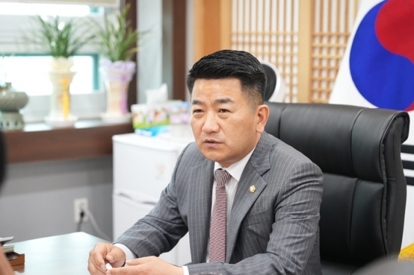 서원 의장은 “정치는 시작과 끝이 설득이고, 이해를 구하는 과정이라고 생각한다. 반대하는 사람이 있다면 끊임없이 만나 설득해야 한다”며 “충남도지사가 국방부 장관을 만나는 것을 적극 환영한다. 대통령께서도 대승적 차원에서 결단하고 추진하리라 믿는다. 육사의 논산 유치 공약을 반드시 지켜줄 것”을 강력 촉구했다.(논산시의회 제공)